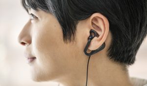 耳を塞がないオープンワイヤレスヘッドホン「SBH82D」会話も音楽も楽しめるデュアルリスニング!