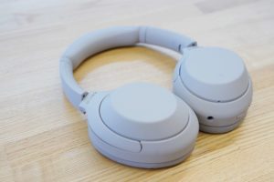 「WH-1000XM4」レビュー!正当進化を果たした最新ノイズキャンセリングヘッドホンの実力とは!?スマート機能がスゴいぞ!!