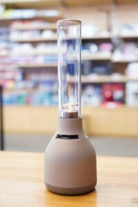 有機ガラスが奏でる360度サウンド「LSPX-S3」実機レビュー音楽に合わせて光がゆらぐランプ型ワイヤレススピーカー