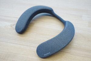 首にかけるだけで圧倒的な❝包まれ❝感!?ソニーの新ネックバンドスピーカー「SRS-NS7」実機レビュー!!
